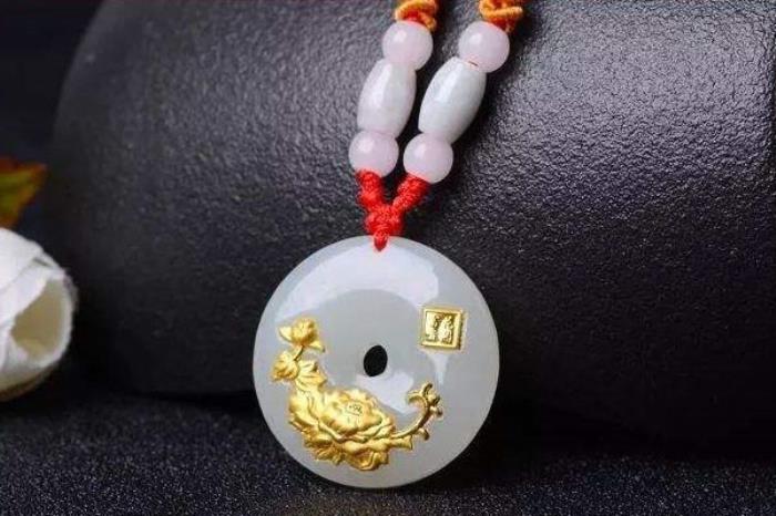 女人带什么玉吊坠好看