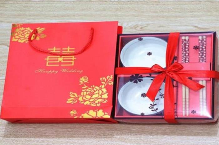结婚伴手礼一般送给谁呢