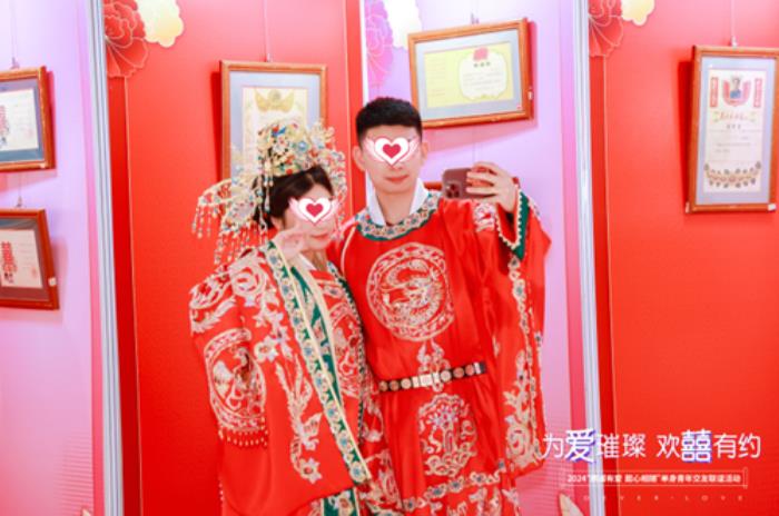 百年婚书展见证中式集体婚礼浪漫