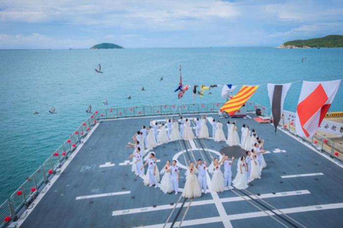 大海为媒，“舰”证幸福 万吨大驱上的集体婚礼