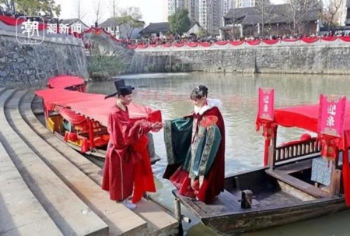 杭州水乡集体婚礼 倡导婚俗新风
