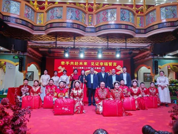 新疆兵团三师五十三团举办教师集体婚礼