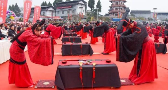 重庆陈抟故里景区28对新人同结秦晋之好