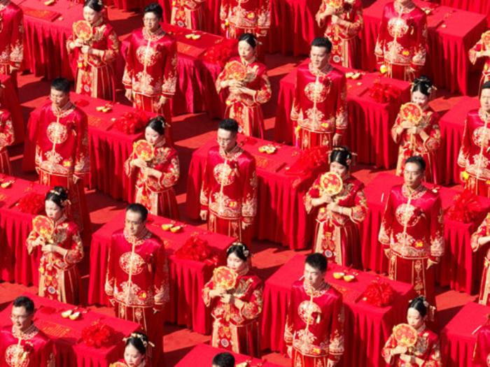 山西太原百对新人参加集体婚礼
