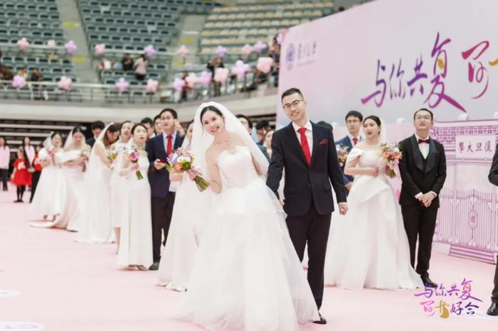 恭喜，他们结婚了！高校还送上“热搜同款”……