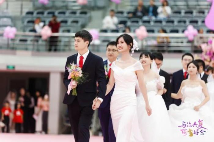 恭喜，他们结婚了！高校还送上“热搜同款”……