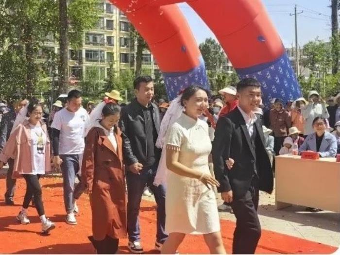 青海西宁大通县开展新婚夫妇集体颁证仪式暨文明婚俗宣传活动
