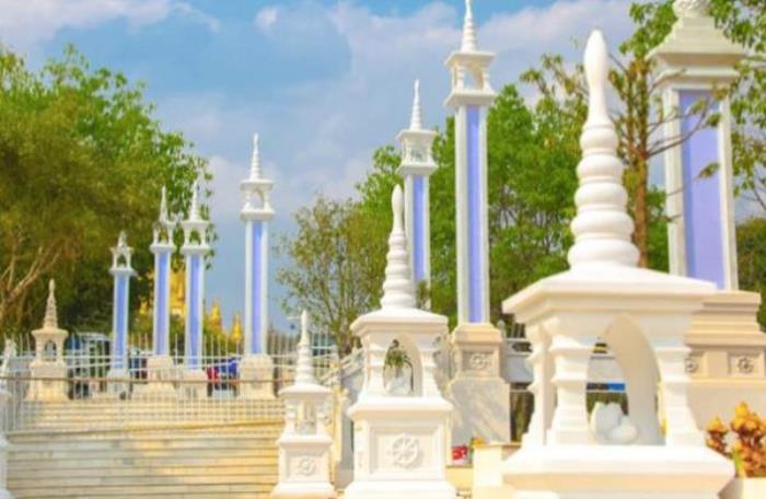 勐焕银塔 勐焕银塔