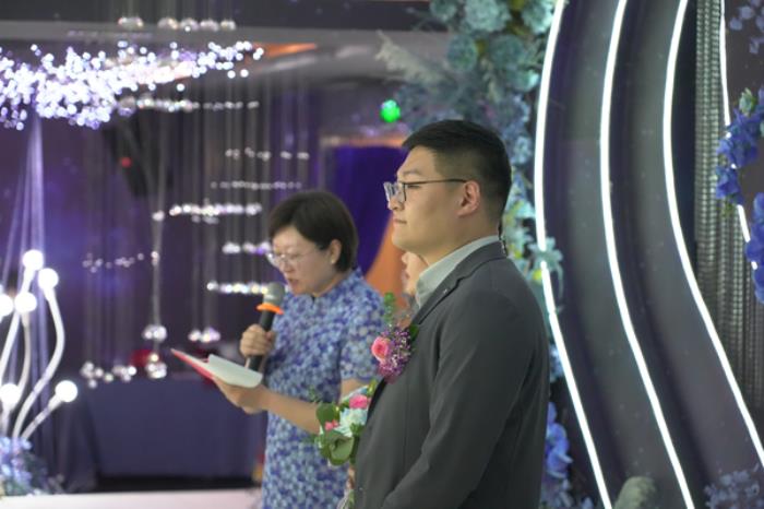 我的左脚是“板凳”