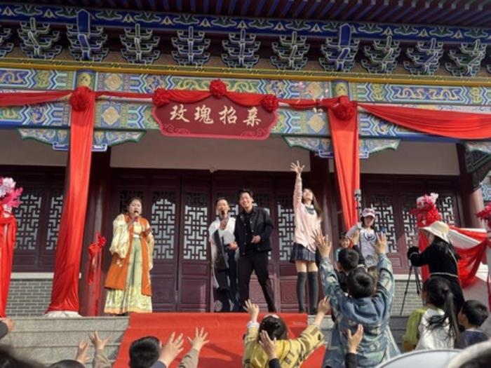 山东嘉祥：“玫瑰招亲”创新青年联谊形式