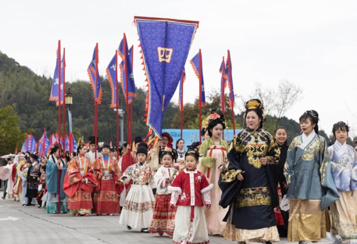 汉服爱好者聚阆中古镇 “以服会友”